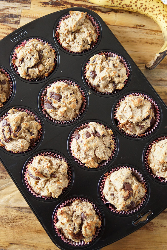 Teig in Muffin Backform für Schoko-Bananen-Muffins (glutenfrei)