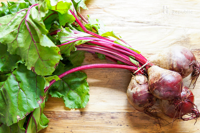 Rote Bete Blätter mit Knollen