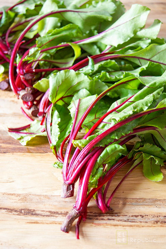 Rote Bete Blätter für Rote Bete Blätter gedünstet mit Zitrone, Knoblauch und Mandeln, vegetarisch