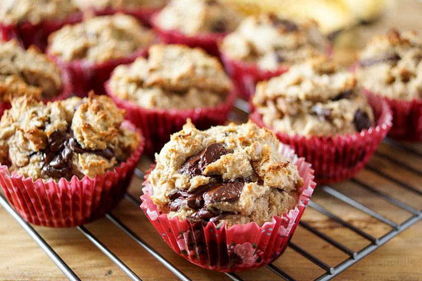Schoko-Bananen-Muffins (glutenfrei) auf Rost zum Abkühlen