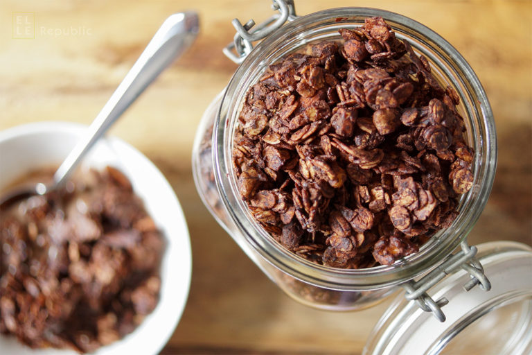 Schokoladen Granola mit Ahornsirup, Kokosöl, dunkler Schokolade, roher Kakao