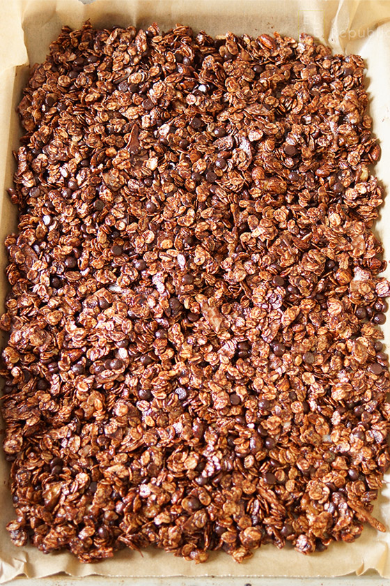 Schokoladen Granola vor dem Backen mit Mandeln, Walnuss, Ahornsirup, Kokosflocken, Kokosöl