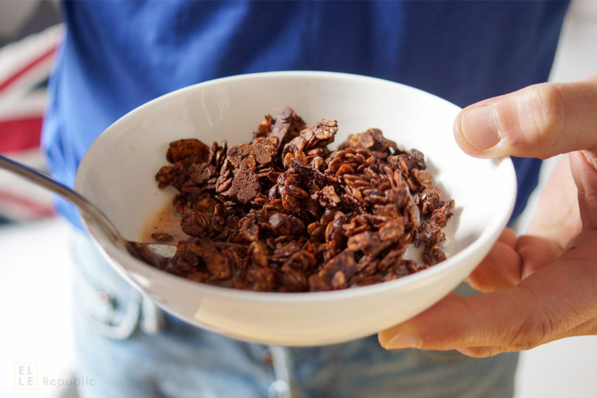 Schokoladen Granola mit Ahornsirup, Kokosöl, dunkler Schokolade, roher Kakao