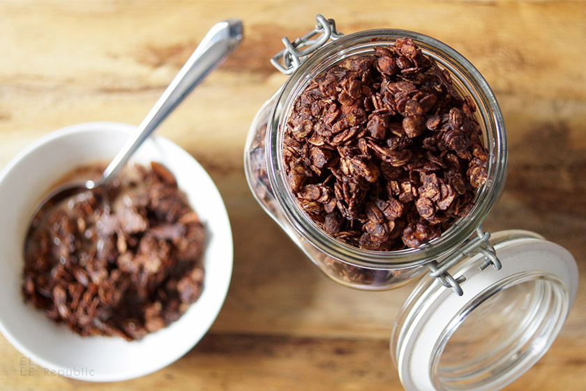Schokoladen Granola mit Ahornsirup, Kokosöl, dunkler Schokolade, roher Kakao