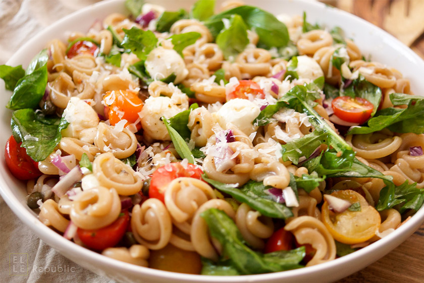 Sommer Pasta Rezept mit Tomaten, süße, rote Zwiebeln, Basilikum, Rucola, sonnengetrocknete Tomaten,