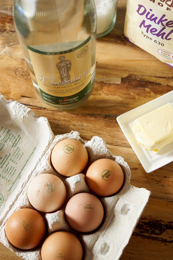 Zutaten für schwäbische Spätzleteig selbstgemacht mit Dinkelmehl, Mineralwasser, Eier, St.Leonard Wasser, Butter