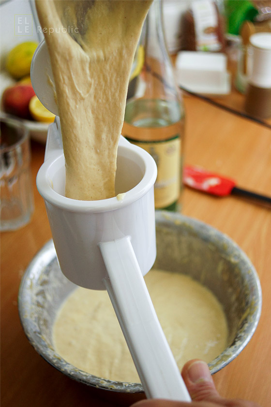 Spätzleteig in Spätzlepresse für schwäbische Spätzle selbstgemacht