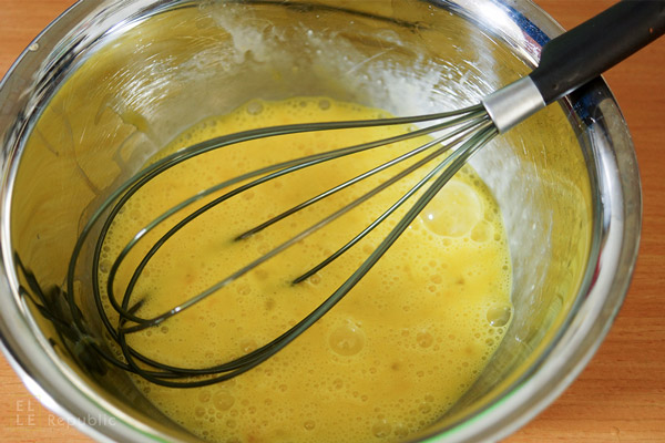 Eier schlagen für schwäbische Spätzleteig selbstgemacht