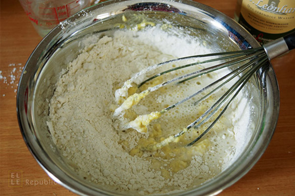 Teig rühren für schwäbische Spätzleteig selbstgemacht