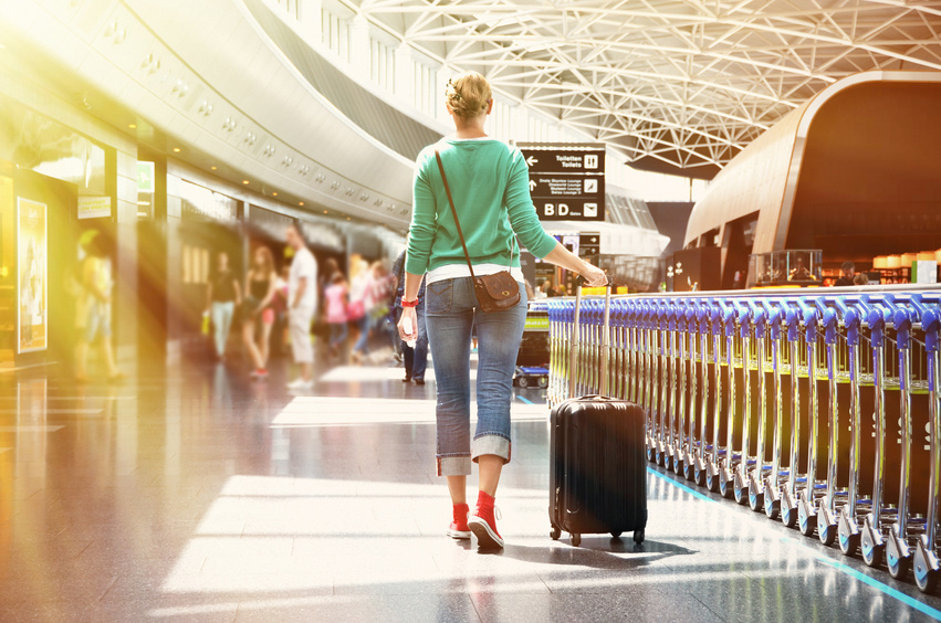 Frau am Flughafen, Reisetipps für entspanntes Reisen