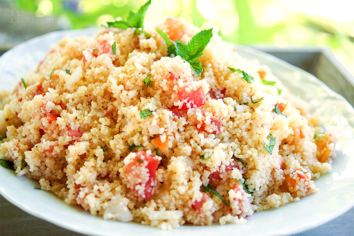 Aprikosen-Couscous-Salat: Gesunde Rezept mit Tomaten, frischen Kräutern und Zitrone.