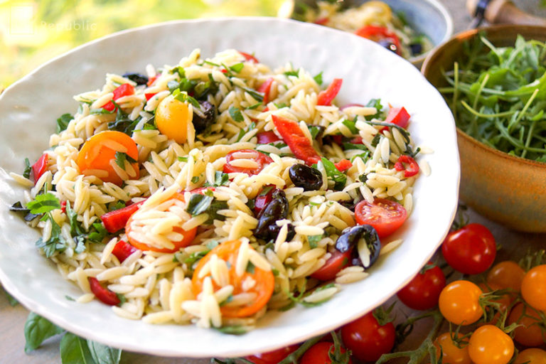 Cherry-Tomaten-Nudelsalat mit Paprika und Oliven Rezept mit Orzo Reisnudeln