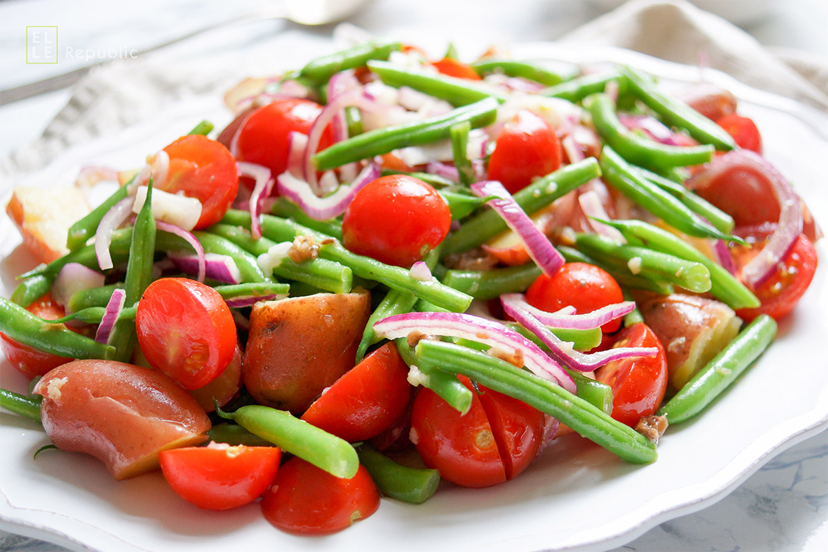 Kartoffelsalat mit grünen Bohnen, Cherry-Tomaten; Frühkartoffeln und Sardellen, gesundes, einfaches Rezept