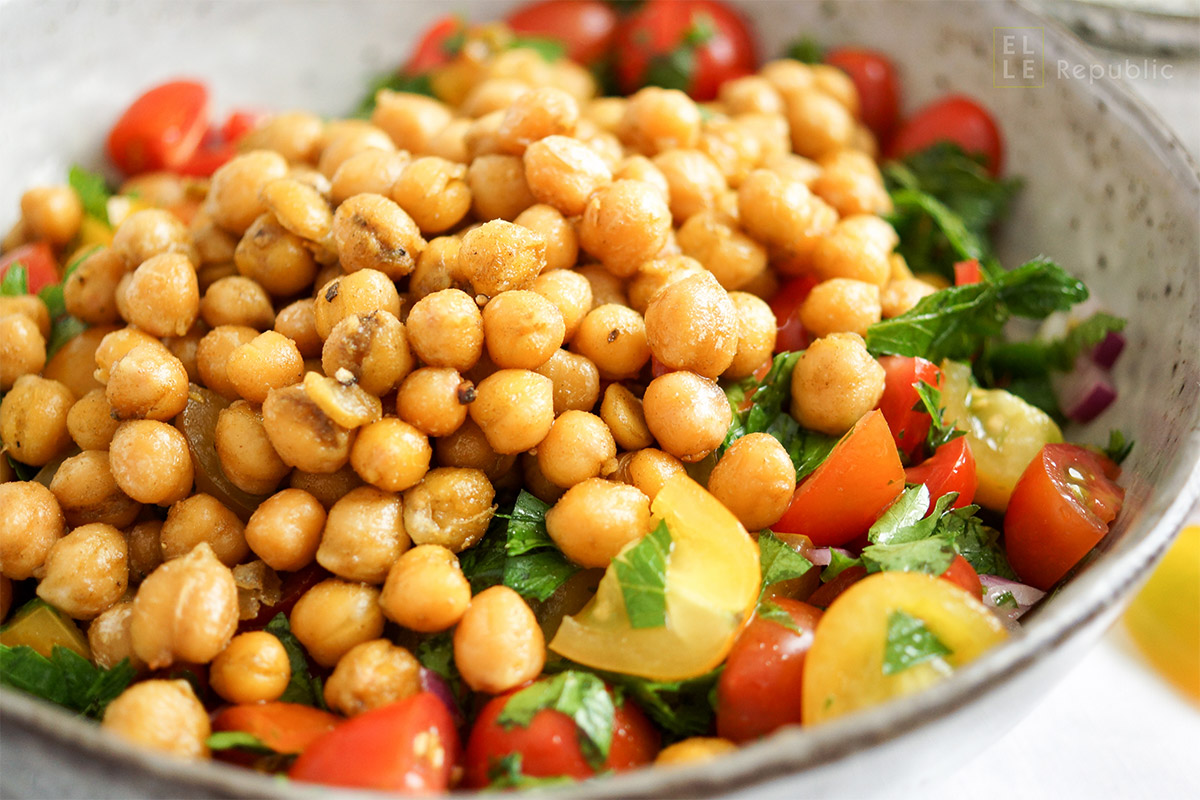 Knusprige Kichererbsen-Tomaten-Salat Rezept mit Cumin und Petersilie (vegan + glutenfrei)