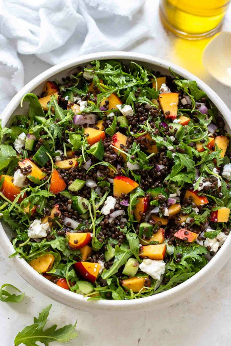 Sommerlicher Linsensalat mit Nektarinen, Feta, Gurke und Rucola