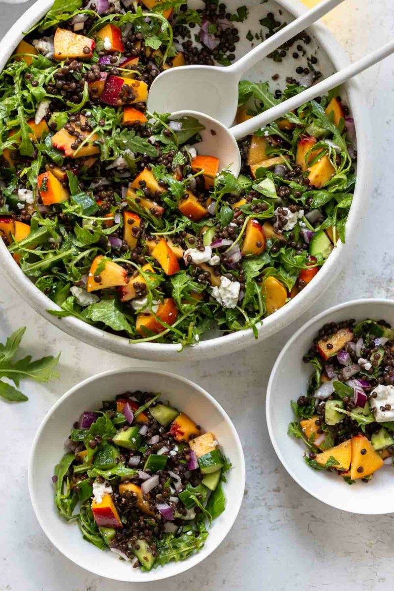Sommerlicher Linsensalat mit Nektarinen, Feta, Gurke und Rucola