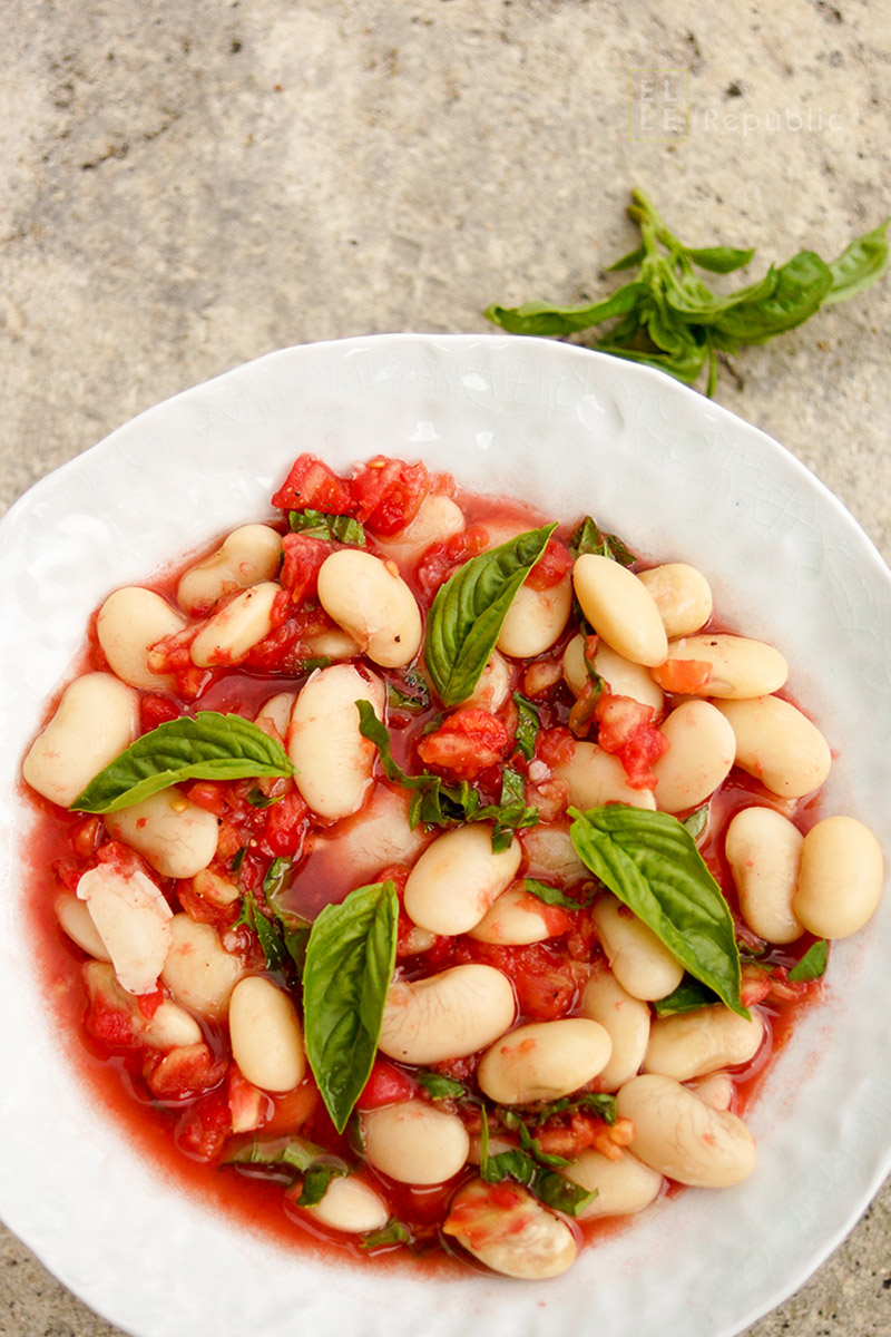 Ein einfaches, gesundes Rezept für Riesenbohnen mit frischer Tomatensoße für Vegetarier, Veganer Ernährung geeignet. Rohe Tomatensoße mit frischem Basilikum