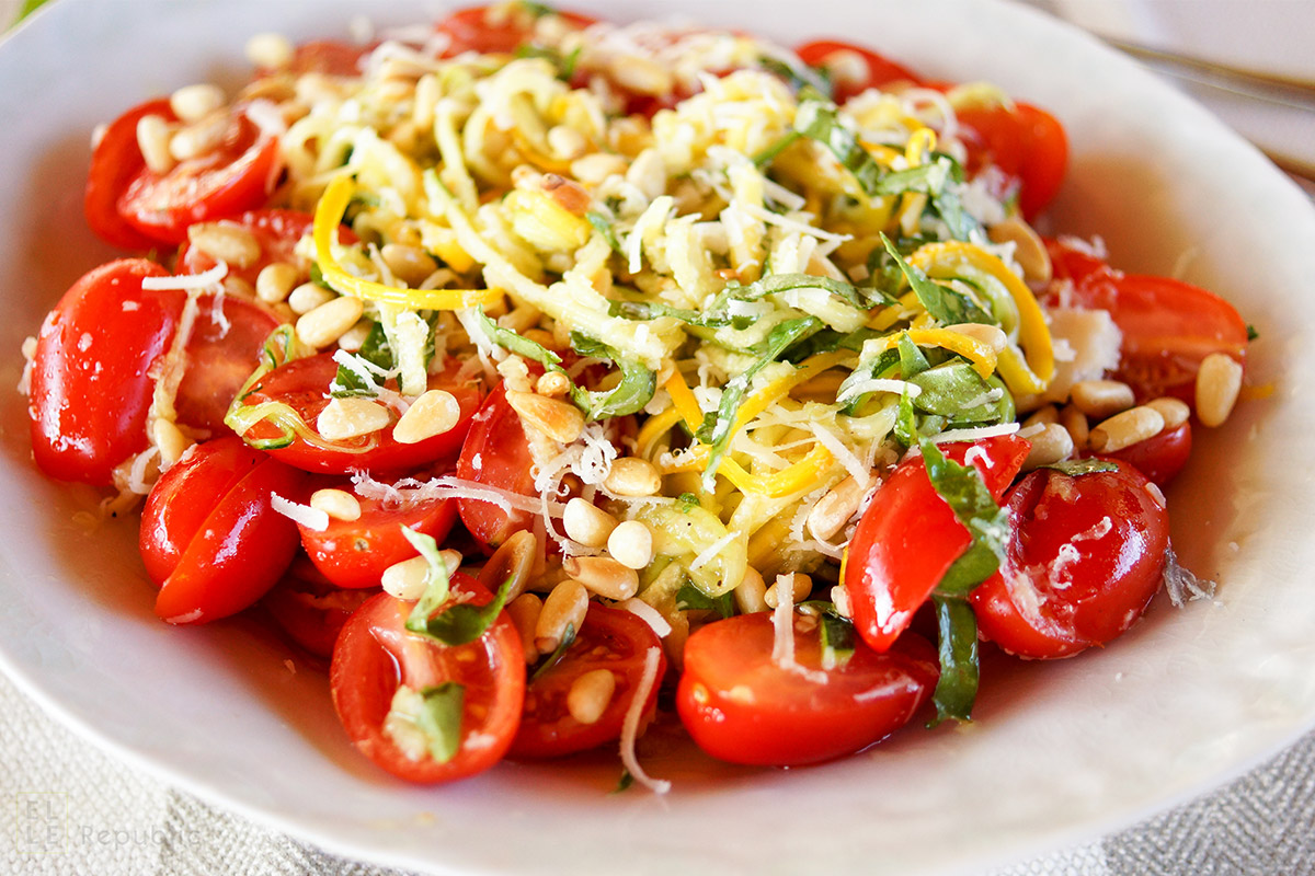 Sommer Zucchini-Nudelsalat Rezept mit Mini Roma-Tomaten, frischen Basilikum, Pinienkerne und Parmesan in einem Zitronen-Dressing (vegetarisch, low-carb)