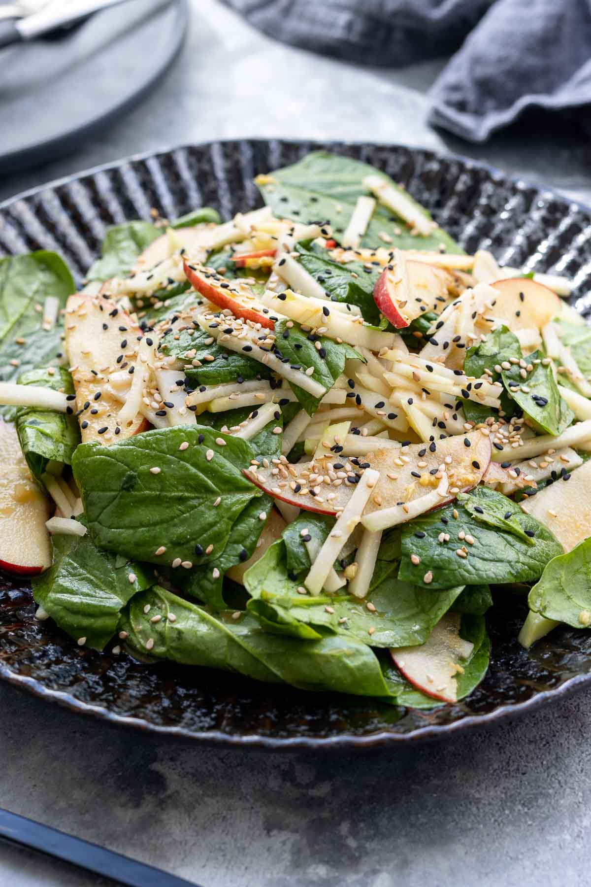 Asiatischer Kohlrabi-Apfel-Salat mit Miso-Dressing