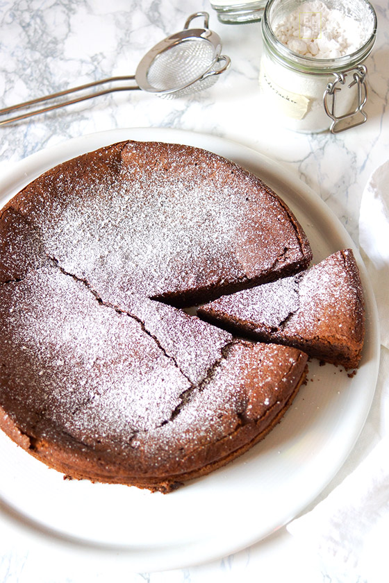 Einfaches Rezept für Schokoladensouffle Kuchen (Schokoladenkuchen) ohne Mehl