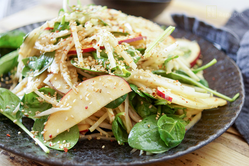 Ein asiatischer Kohlrabi-Apfel-Salat Rezept mit Miso-Dressing. Dazu junger Spinat und Sesamkörner. Ottolenghi