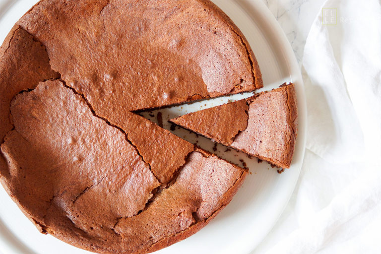 Dieses Schokoladensoufflé Rezept ist sensationell. Viel Butter, etwas Kokosöl, sehr viel dunkle Schokolade, ein Hauch von Karamel vom Mascobado-Zucker, eine Prise Vanille und natürlich ausreichend Eier, damit der Schokoladenkuchen auch seine perfekt Konsistenz und das richtige Volumen bekommt. So ein Schokoladensoufflé ist natürlich nicht frei von Sünde, doch wenn es so gut schmeckt, steht der Genuss im Vordergrund.