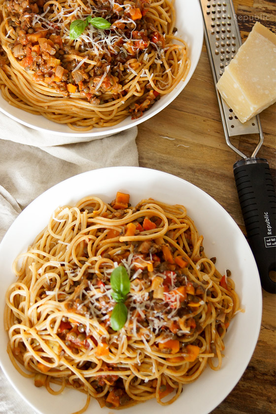 Vegetarische Puy Linsen-Bolognese mit Gemüse, einfache gesunde Rezept