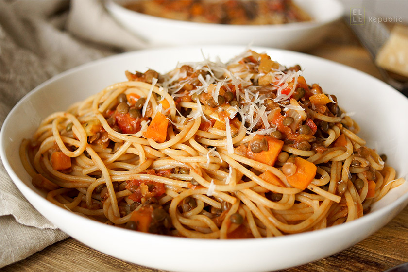 Vegetarische Puy Linsen-Bolognese mit Gemüse, einfache gesunde Rezept