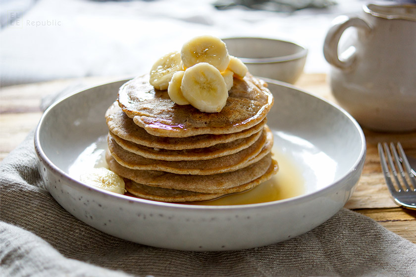 Glutenfreie Buchweizen Pfannkuchen (Pancakes) mit Kokosgeschmack und Bananen. Einfache Rezept!