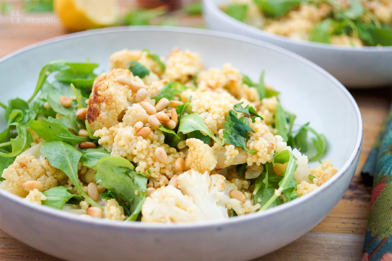 Gerösteter Blumenkohl mit Kreuzkümmel, Zitronensaft, Hirse und Rucola. Vegan, Glutenfrei Rezept