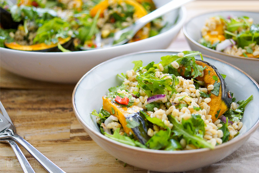 Rezept, Gerstensalat mit geröstetem Kürbis und Zitronen-Kreuzkümmel-Koriander-Dressing mit Rucola, Koriander und Petersilie