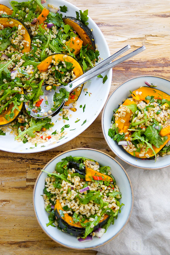 Gerstensalat mit geröstetem Kürbis und Zitronen-Kreuzkümmel-Koriander-Dressing mit Rucola, Koriander und Petersilie