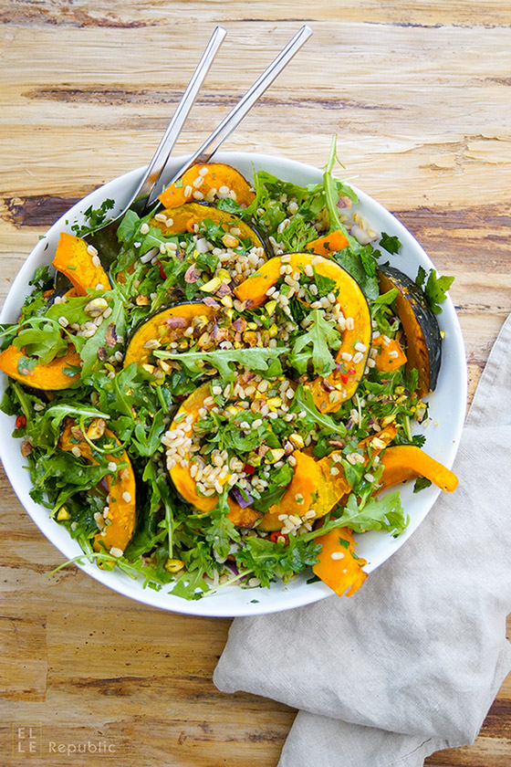 Gerstensalat mit geröstetem Kürbis und Zitronen-Kreuzkümmel-Koriander-Dressing mit Rucola, Koriander und Petersilie