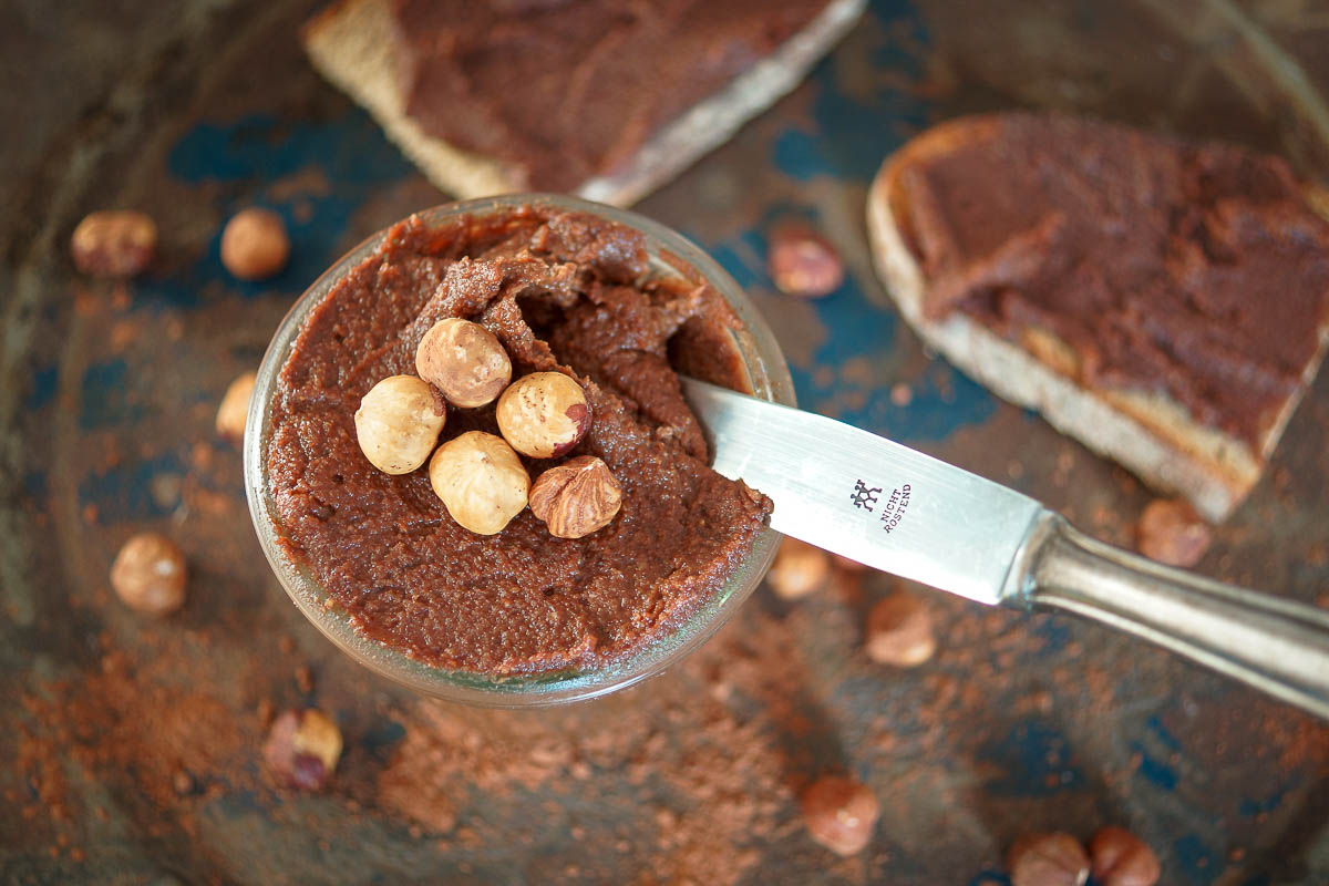 Selbstgemachtes Nutella (Nuss-Nougat-Creme) ohne Industriezucker, vegan und glutenfrei