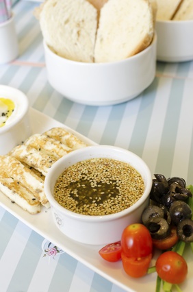 Labneh und Za’atar (auch Zatar oder Zaatar) ist eine Gewürzmischung aus dem Nahen Osten