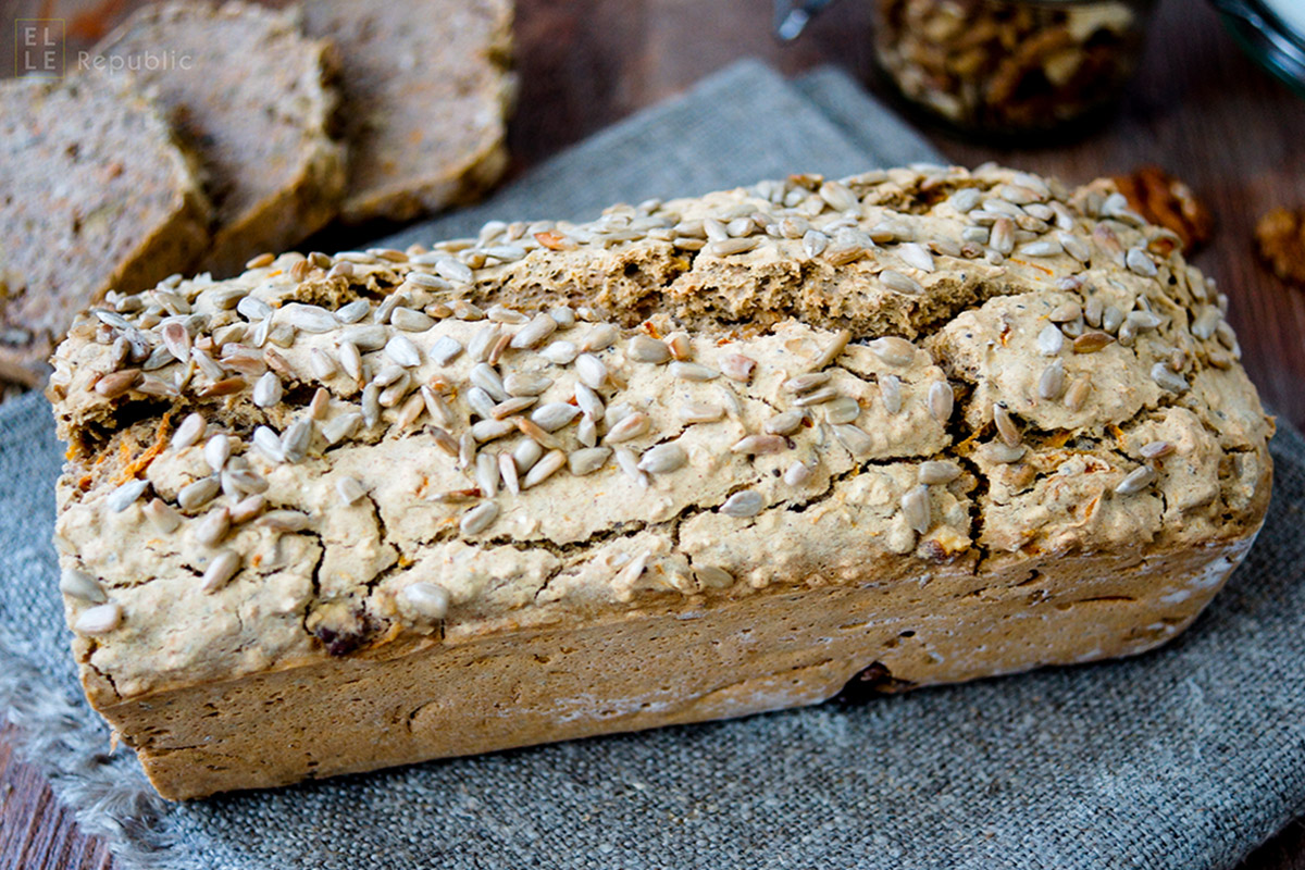 Buchweizenbrot (vegan + glutenfrei) mit Haferflocken, Chia Samen, Sonnbenblumenkerne, Walnüsse und frisch geriebene Karotte.