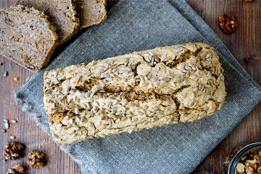 Buchweizenbrot (vegan + glutenfrei) mit Haferflocken, Chia Samen, Sonnbenblumenkerne, Walnüsse und frisch geriebene Karotte.