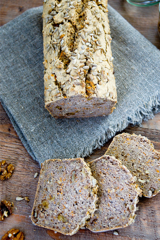 Buchweizenbrot (vegan + glutenfrei) mit Haferflocken, Chia Samen, Sonnbenblumenkerne, Walnüsse und frisch geriebene Karotte.
