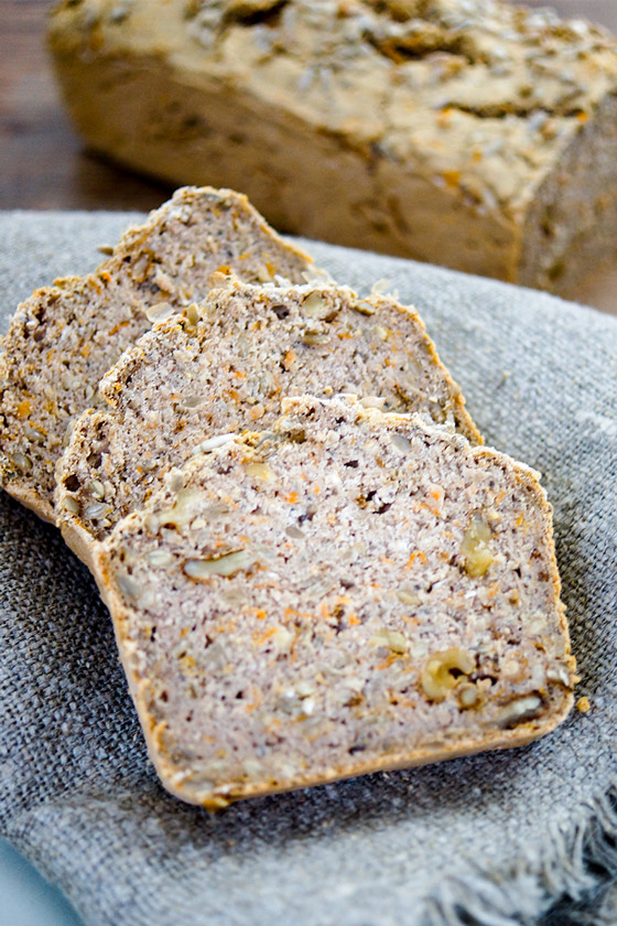 Buchweizenbrot (vegan + glutenfrei) mit Haferflocken, Chia Samen, Sonnbenblumenkerne, Walnüsse und frisch geriebene Karotte.