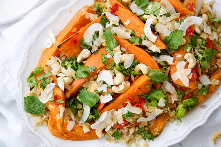 Geröstete Süßkartoffeln mit Kokos und Quinoa, gerösteten Cashewnüssen, frischen Kräutern und einem super aromatischen Chili-Limetten-Dressing, Glutenfreies Rezept