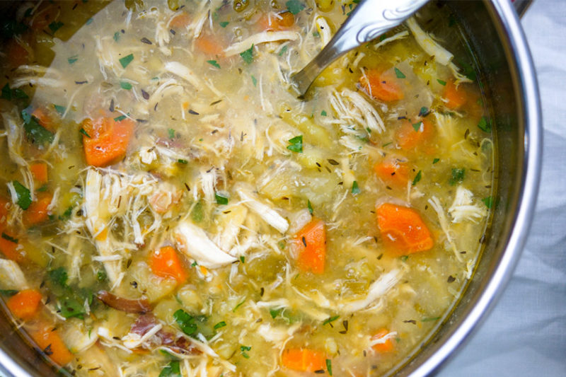 Hühnersuppe mit Kartoffeln Rezept. Dazu geräucherter Speck, Sellerie und Möhren.
