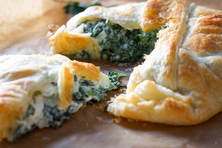 Spinatpastete mit Spinat, Ricotta, griechischem Feta-Käse, Petersilie, Dill, etwas Zitronenschale und eine Prise Chiliflocken. Spanakopita. Vegetarisches Rezept.