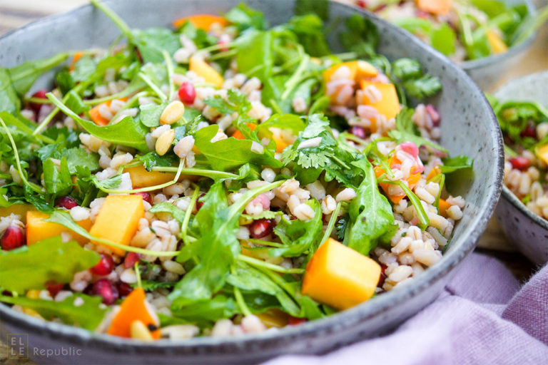 Gerstensalat mit Kaki (Persimon), Granatapfelkernen und Pinienkernen, Vegetarisch, Vegan