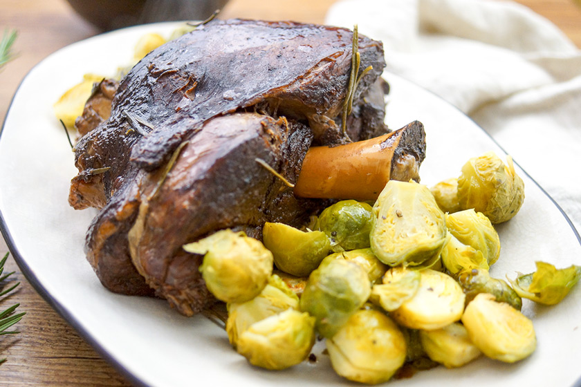 Geschmorte Lammkeule mit Rosmarin, Balsamico-Soße Rezept mit Mazzetti L'originale