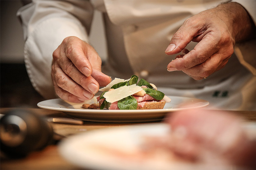 Bruschetta (mit Prosciutto di San Daniele und Grana Padano mit Feldsalat, Mandeln, Ricottakäse, Feigen und weißer Trüffel