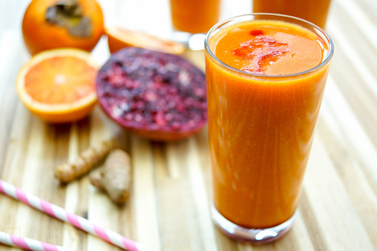 Smoothie mit Kaki und Zitrusfrüchten Gesunder Drink voller Vitamin C und Antioxidantien. Das liefern Zutaten wie Grapefruit, Blutorange, Zitrone, Granatapfel, Kaki und Kurkuma.