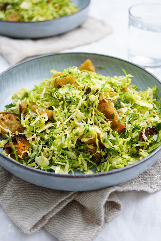 Rosenkohl Ceasar Salat mit Ciabatta-Kräuter-Croûtons