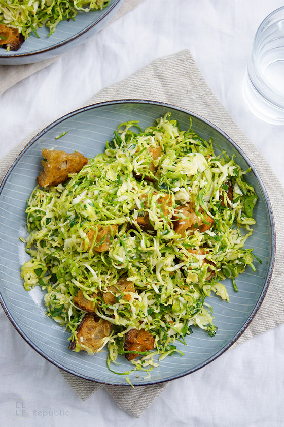 Rosenkohl Ceasar Salat mit Ciabatta-Kräuter-Croûtons