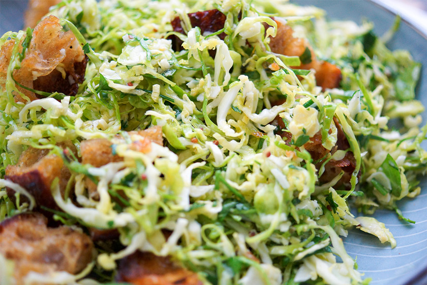 Rosenkohl Ceasar Salat mit Ciabatta-Kräuter-Croûtons