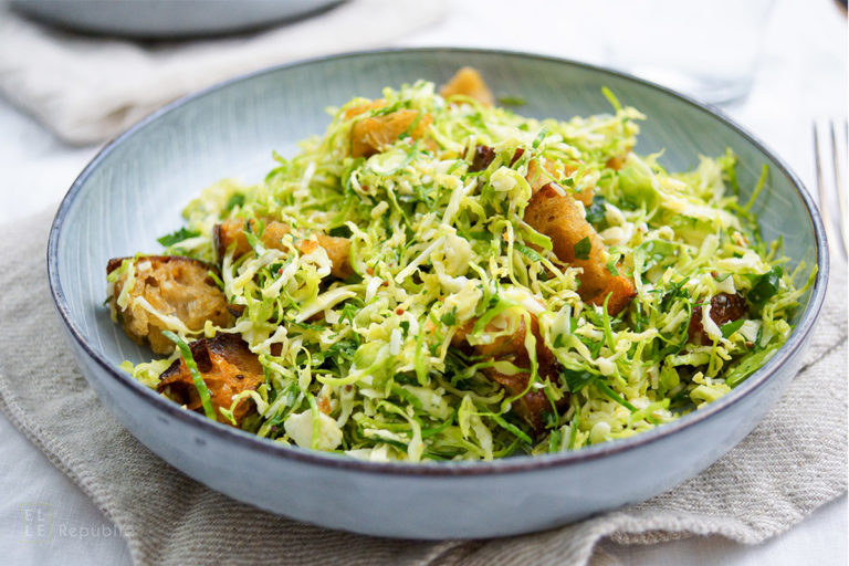 Rosenkohl Ceasar Salat mit Ciabatta-Kräuter-Croûtons